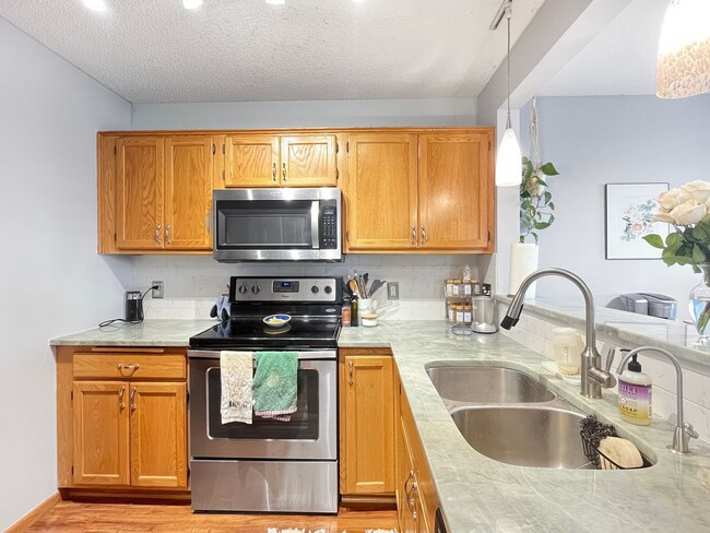 Building Photo - 2040 Shenandoah Ct
