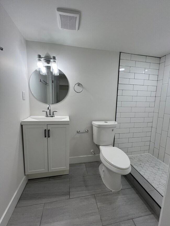 Building Photo - Charming 3 Bedroom 2 Bathroom Home