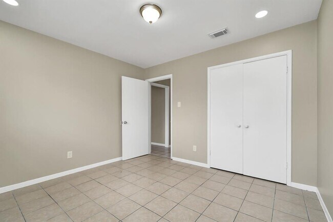 Building Photo - 1736 Crestdale Dr