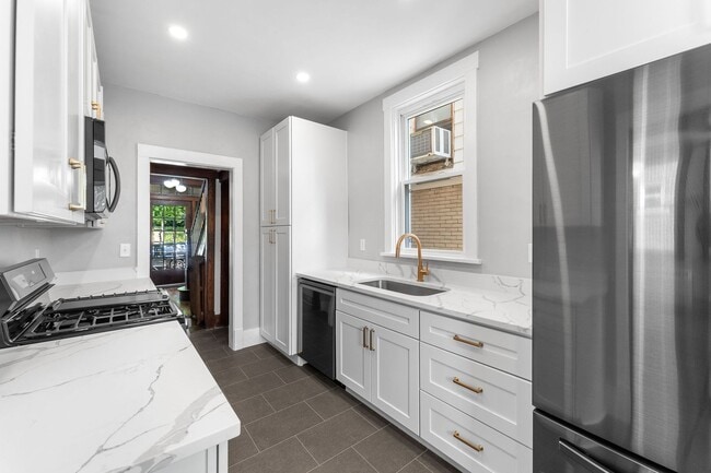 Building Photo - Beautiful 5 Bedroom, 2 Bathroom in Mt.Lebanon- Original Hardwood Floors and Garage