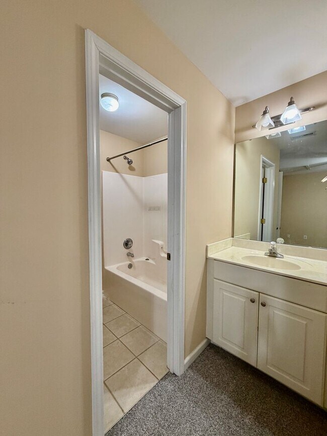 Building Photo - 27 Greenbrook Ct