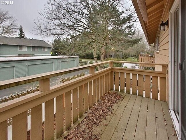 Building Photo - Light & Bright 2 Bed 1 Bath Condo!