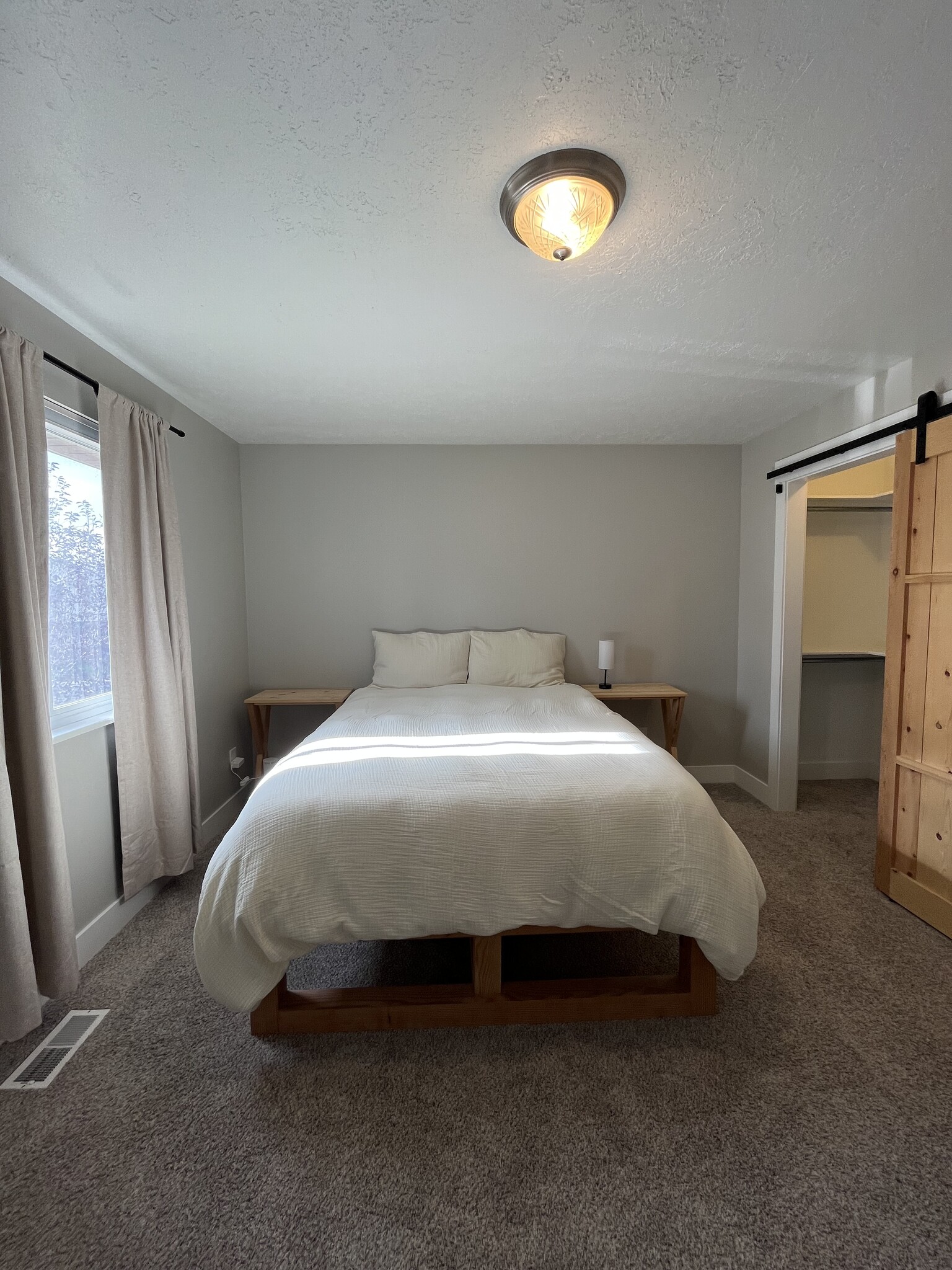 Building Photo - 2122 Colonial Ln