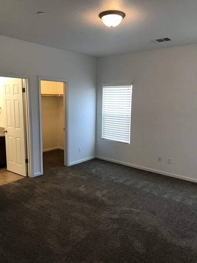 Building Photo - 3 bed 2 bath home for rent