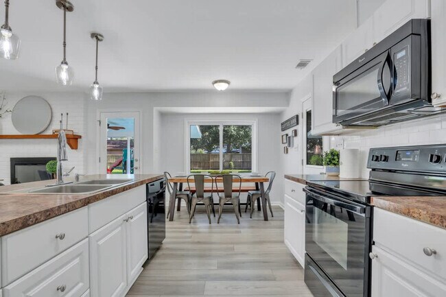 Building Photo - 402 Symons St