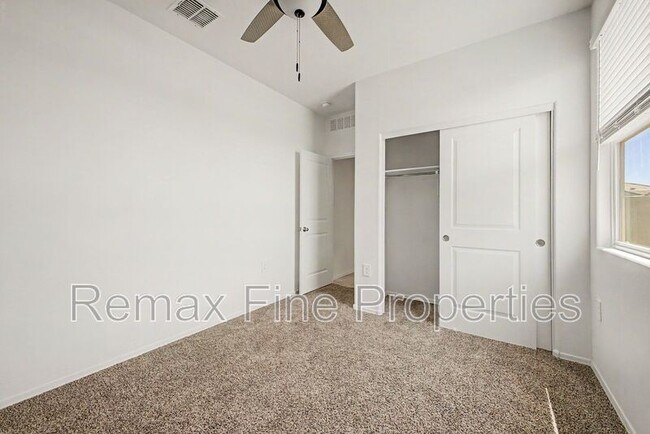 Building Photo - 1566 E Fletcher Dr
