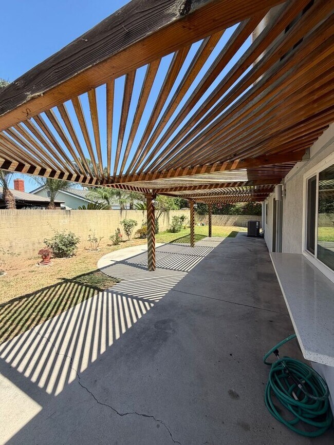 Building Photo - Beautiful 3 Bedroom Home in Avocado Heights