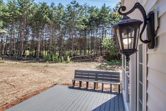 Building Photo - Lux Three Bedroom Townhouse in Sherrills Ford