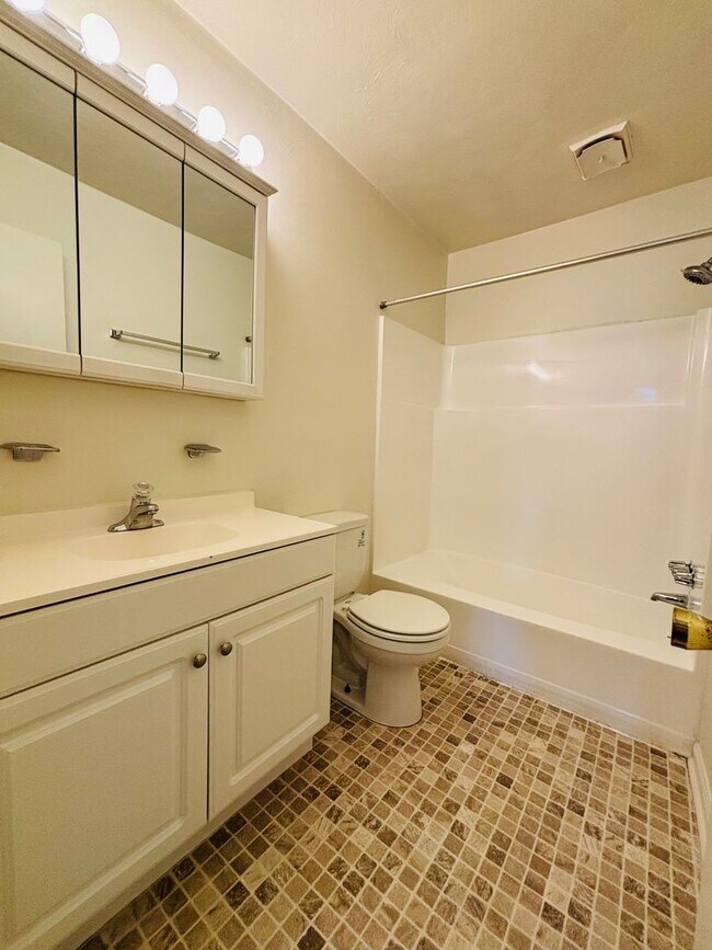 Building Photo - 2 Bedroom, 1.5 Bath Townhouse