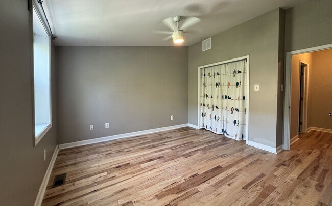 Building Photo - Spacious Passyunk Square Home with Finished Basement & Patio