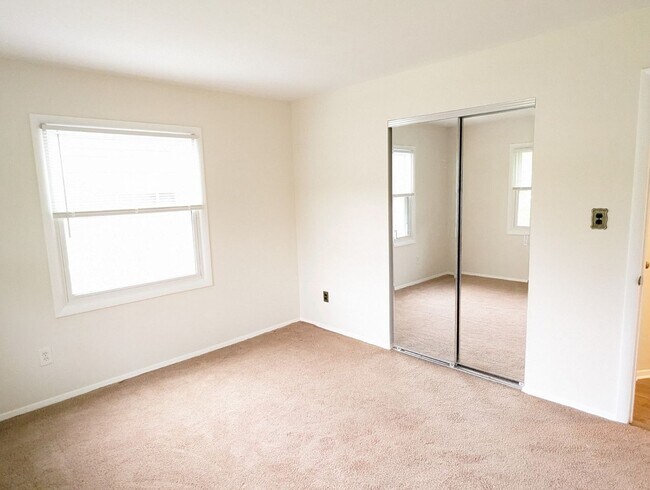 Building Photo - Split foyer SFH in established neighborhoo...