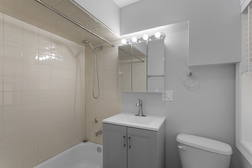 Building Photo - 6023 N Kenmore Ave