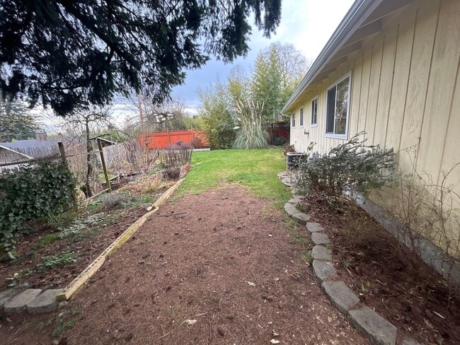 Building Photo - HALF OFF FEBRUARY RENT! 3 Bedroom 1.5 Bath in Desirable NW Corvallis