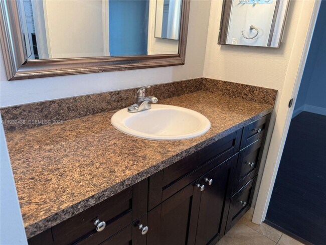 Building Photo - 185 Lakeview Dr