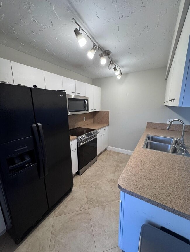 Building Photo - 1532 W Harmony Lake Cir