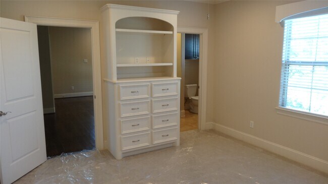 Building Photo - 2101 Elmen St