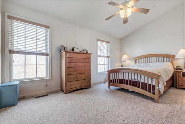 Building Photo - Extremely well maintained END UNIT townhou...