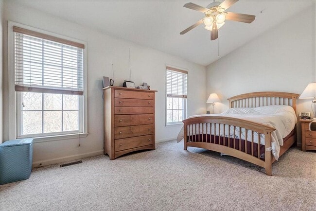 Building Photo - Extremely well maintained END UNIT townhouse in Ballenger creek available before the holidays!