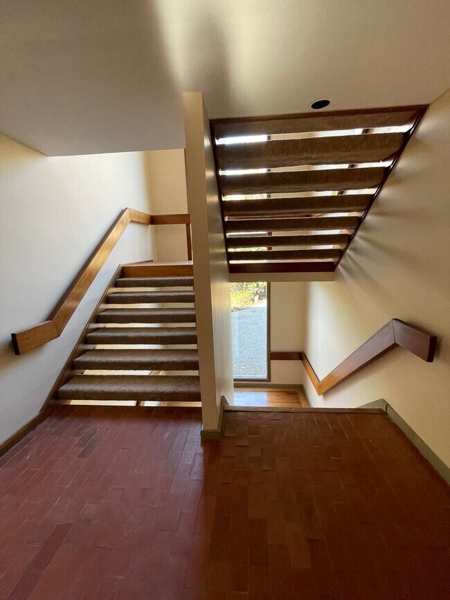 Building Photo - Glenview Hills HUGE 3 Bedroom 2.5 Bath Hom...