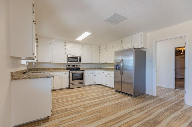 Building Photo - 601 Sunnyside Ave