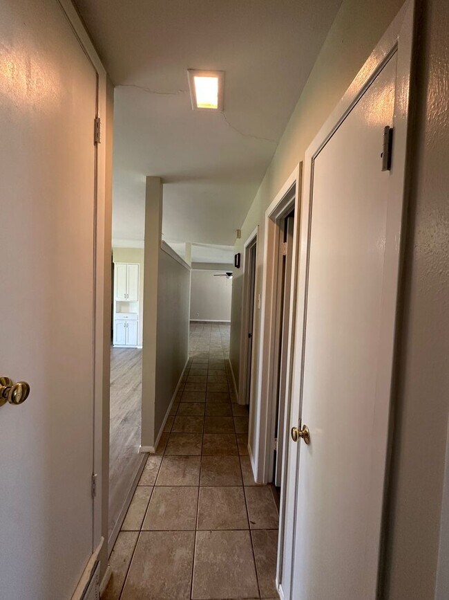 Building Photo - Freshly updated and Move in ready!