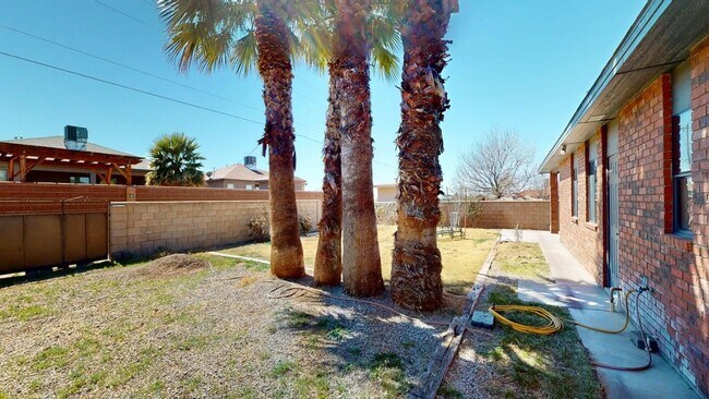 Building Photo - 3-Bedroom/2.5-Bathroom in Alamogordo, NM