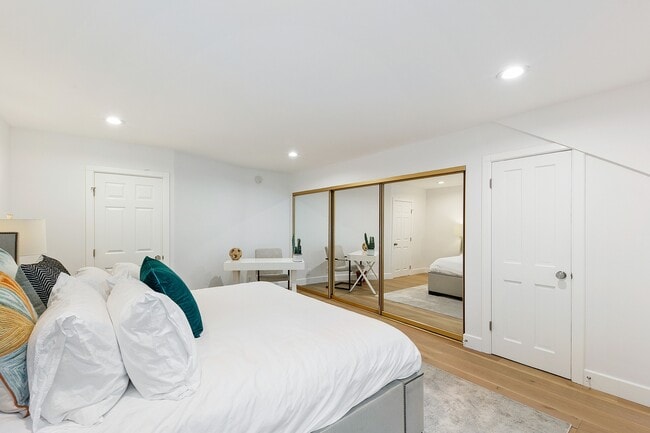 Building Photo - 6502 Dume Dr