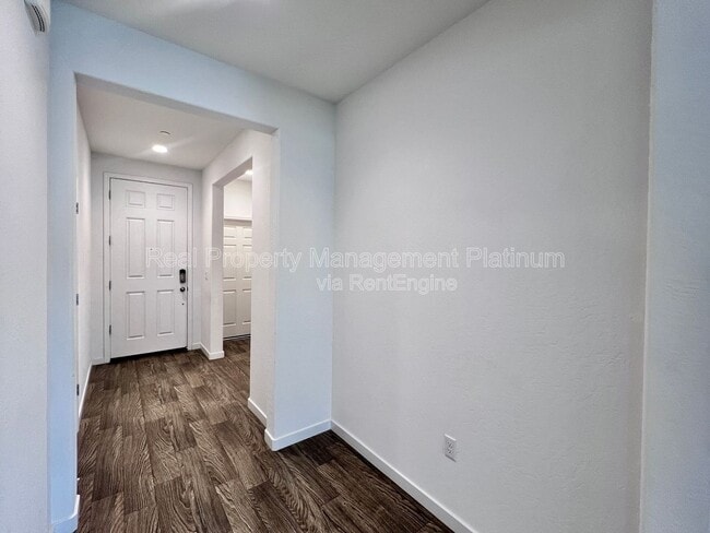 Building Photo - 6692 E Cambridge Ave