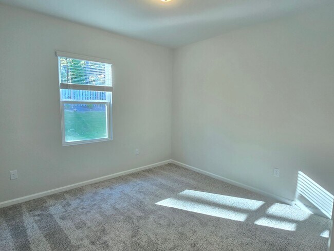 Building Photo - Approx 2700sqft, 5 bed / 3 bath featuring ...