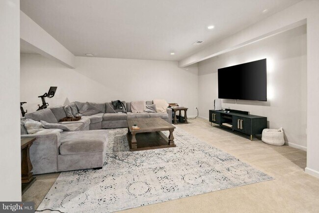 Building Photo - 42888 Southview Manor Dr