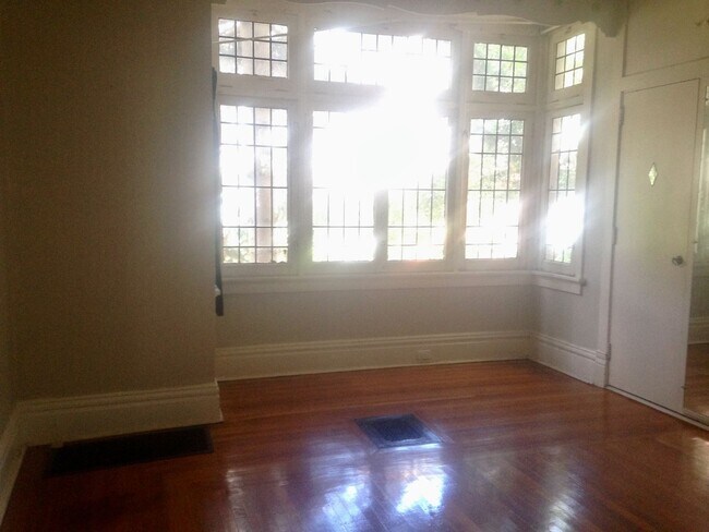 Building Photo - *** Amazing Shadyside Apartment * Walk to everything * Pet Friendly * Duplex Style Apartment * Lu...