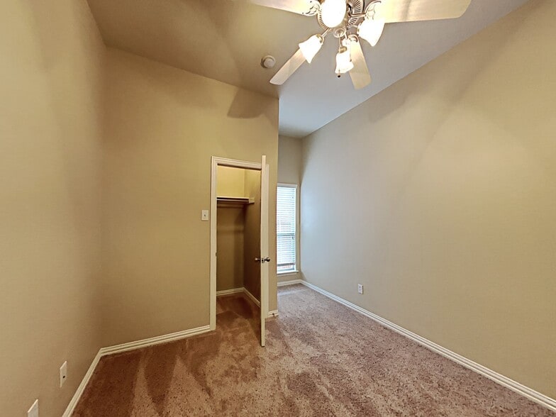 Building Photo - 1310 Golf Club Dr