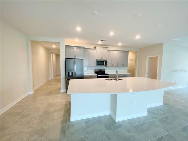 Building Photo - Gorgeous brand new house 4 bedrooms 3.5 bathrooms lake view