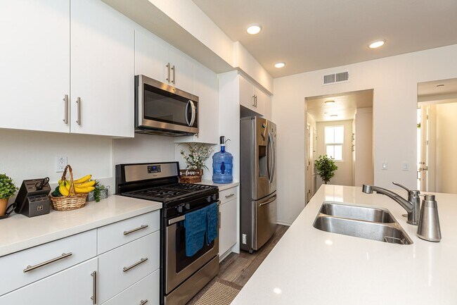 Building Photo - LIGHT & BRIGHT 2 BEDROOM W/GARAGE & LAUNDR...
