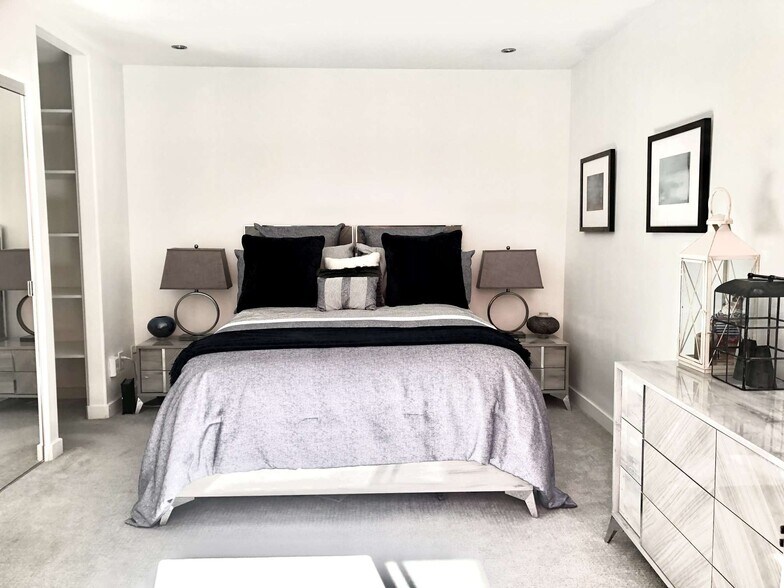 larger bedroom. bath to left - 7949 Caminito Dia