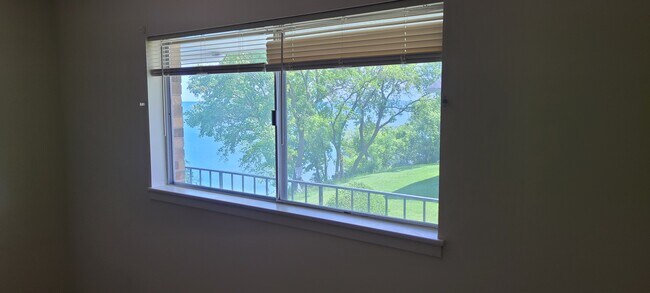 Building Photo - 1073 Sheridan Rd