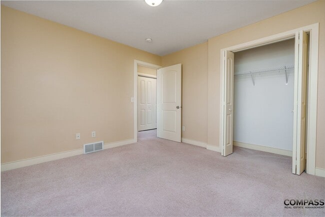 Building Photo - SPACIOUS TOWNHOME CONVENIENTLY LOCATED WITH IN-UNIT LAUNDRY