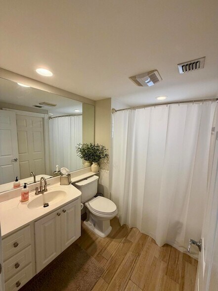 Building Photo - 223 Soriano Dr