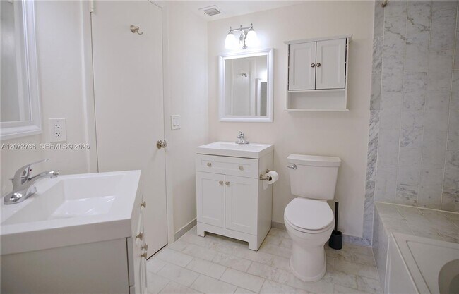 Building Photo - 10196 SW 77th Ct