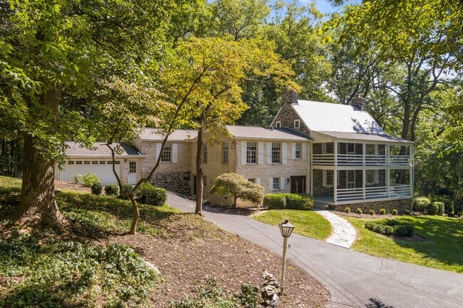 Primary Photo - Unique 4BR Farmhouse with Modern Comfort o...