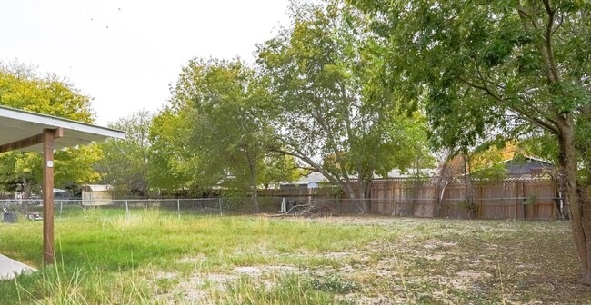 Building Photo - 209 Royal Dr