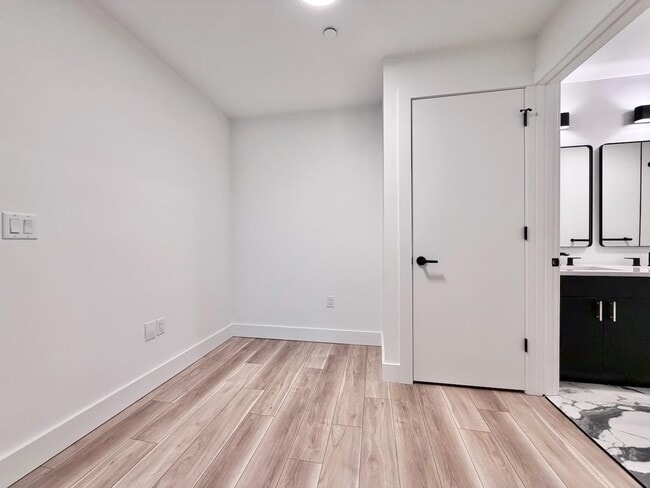 Building Photo - 375 Monmouth St