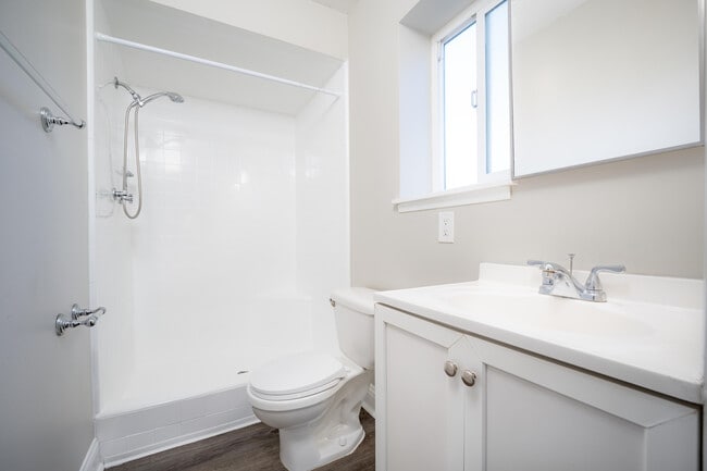 Palms B-7 bath1 - Palms at the Pruneyard