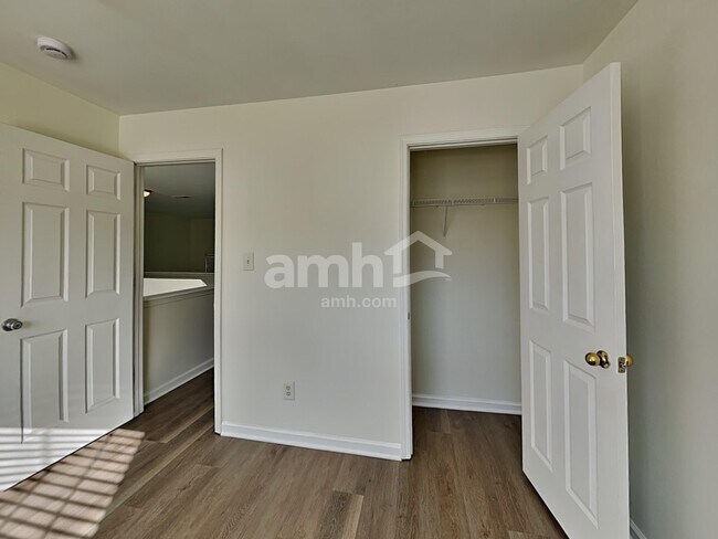 Building Photo - 1361 Pondhaven Dr