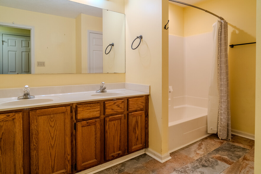 Downstairs full bathroom with his and her sinks - 3408 Springlake Dr