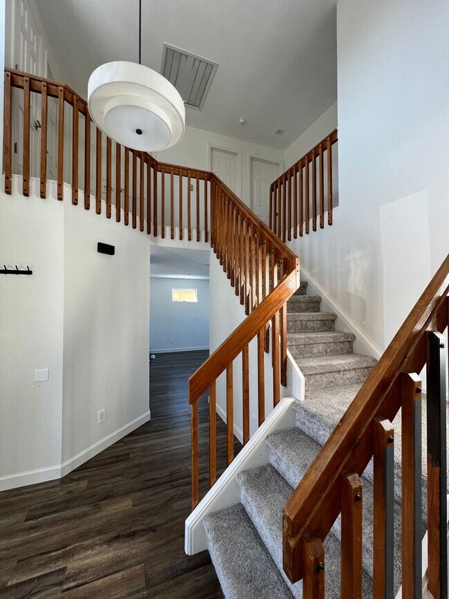 Building Photo - 4-Bedroom Gem in Erie: Modern Luxury, Ideal Space! Available March