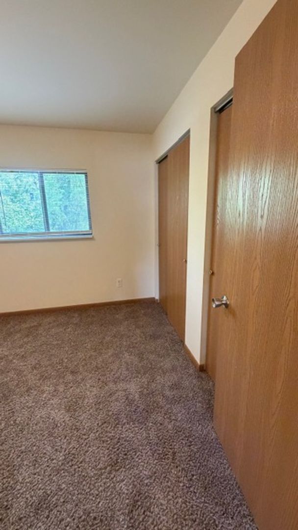 Building Photo - 21 Village W Ct