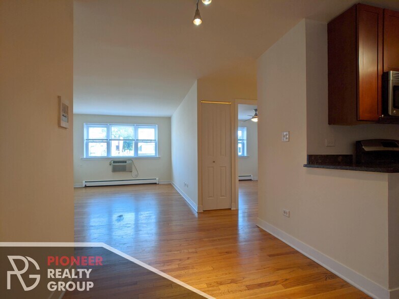 Building Photo - 643 W Wrightwood Ave