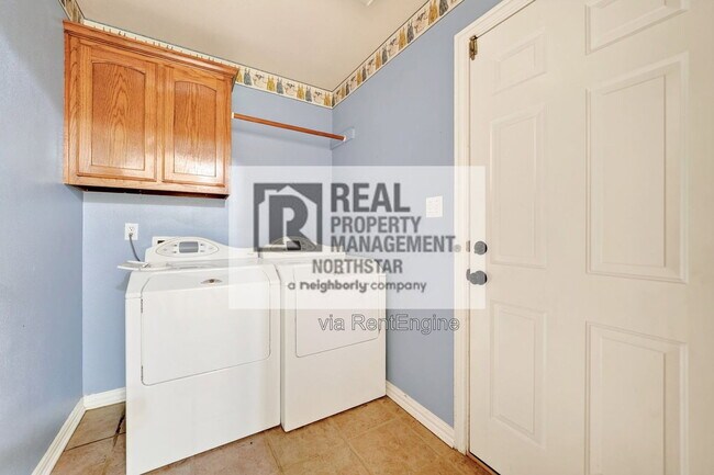 Building Photo - 308 Pin Oak Ln
