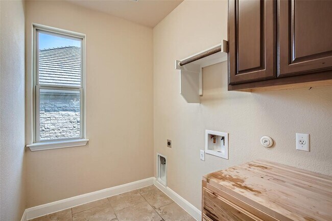 Building Photo - 207 Maxwell Way